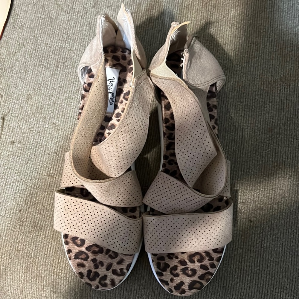 Ladies size 10 back side zipper. Beige & leopard print insole.